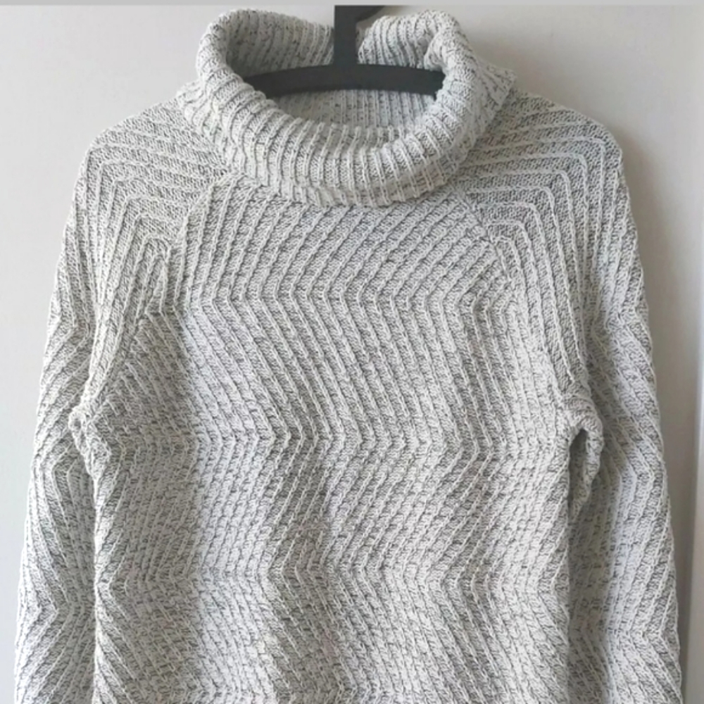 Roots long tunic cowl neck sweater  size Small
